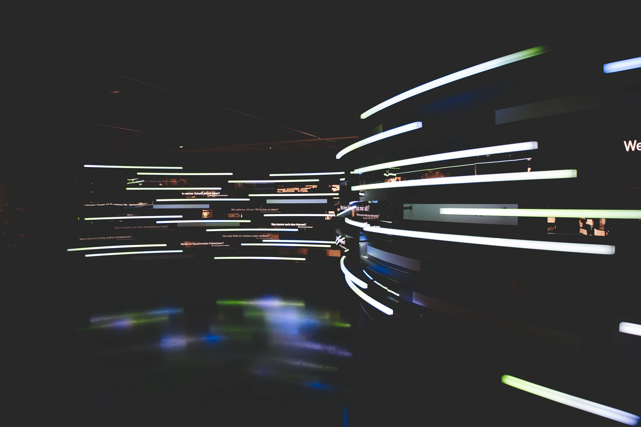 Installation lumineuse — questions et perspectives, photographiée par Kandra Photo